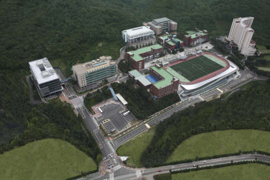 수원과학대학교(총장 박철수)와 아시아나항공(대표 김수천)이 3일 수원과학대에서 산·학 협력을 위한 협약을 체결하고 맞춤형 실무 교육 및 실습 후 우수한 학생들을 아시아나항공의 인턴사원 채용으로 연계하는 프로그램을 공동으로 추진하기로 했다. 수원과학대 항공사진. 수원과학대 제공